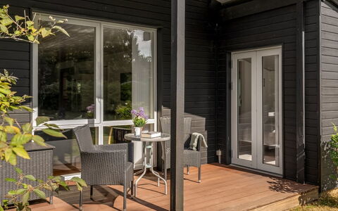 Elenora - 300M from the Sea: Bois, Porte, Meubles, Sol, Domicile, Siding, Dur, Porche, Tache De Bois, Chaise