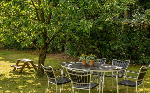 Elenora - 300M from the Sea: Meubles, Mobilier De Jardin, Jardin, Tableau De Plein Air, Ombre, Chaise, Pelouse, Parc, Cour, Arrière-Cour