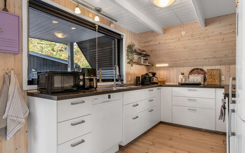 Ilsebeth - from the Sea: Cuisine, Comptoir, Bois, Appareil De Cuisine, Design Intérieur, Principaux Appliance, Sol, Plafond, Meubles, Cabinetry