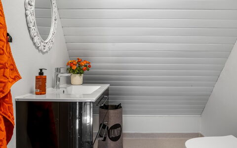 Ilsebeth - from the Sea: Sol, Sol, Design Intérieur, Plafond, Luminaire Plomberie, Plomberie, Tache De Bois, Salle De Bains, Conception, Évier