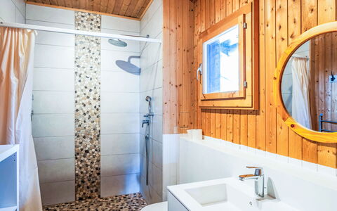 Les Marmottes: Sol, Bois, Sol, Design Intérieur, Luminaire Plomberie, Plafond, Salle De Bains, Éclairage, Robinet, Pièce