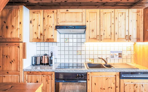 Les Marmottes: Bois, Cuisine, Cabinetry, Principaux Appliance, Tache De Bois, Comptoir, Gelé, Neige, Dur, Appareil De Cuisine