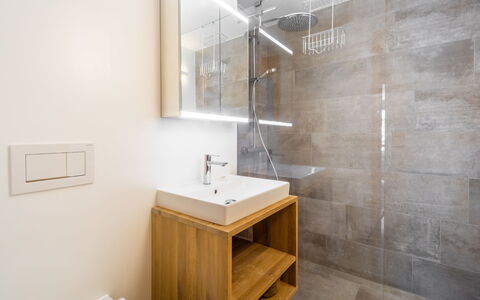 Casa Collina 5I-02: Sol, Sol, Mur, Luminaire Plomberie, Design Intérieur, Bois, Salle De Bains, Lavabo, Plafond, Plomberie
