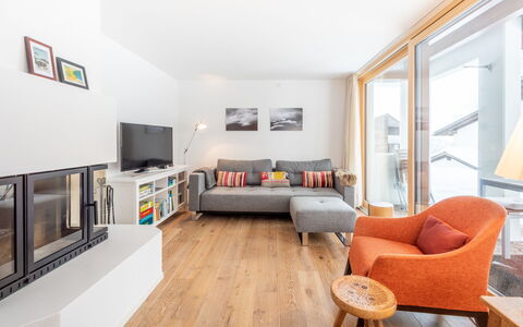 Casa Collina 5I-02: Meubles, Design Intérieur, Sol, Sol, Canapé, Pièce, Bois, Salon, Plafond, Parquet