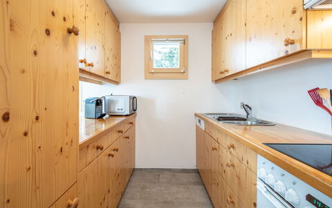 Casa Collina 5I-02: Bois, Cuisine, Plafond, Design Intérieur, Sol, Comptoir, Cabinetry, Pièce, Tache De Bois, Tiroir