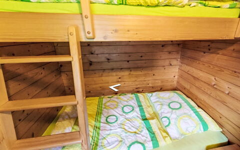 Velke Karlovice 300: Lit Superposé, Bois, Chambre, Sol, Lit, Sol, Tache De Bois, Literie, Dortoir, Hôtel