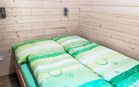 Velke Karlovice 300: Bois, Sol, Sol, Design Intérieur, Chambre, Pièce, Plafond, Tache De Bois, Cadre De Lit, Lit