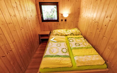 Velke Karlovice 300: Bois, Chambre, Tache De Bois, Cadre De Lit, Lit, Dur, Planche, Literie, Drap De Lit, Cabane En Rondins