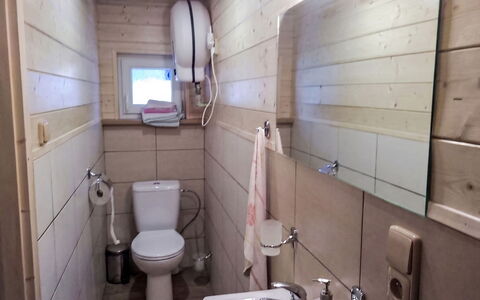 Velke Karlovice 300: Sol, Bois, Sol, Luminaire Plomberie, Lavabo, Toilette, Salle De Bains, Évier, Siège De Toilette, Pièce