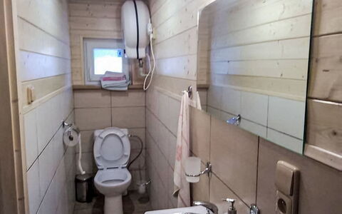 Velke Karlovice 300: Bois, Sol, Sol, Luminaire Plomberie, Siège De Toilette, Salle De Bains, Toilette, Lavabo, Pièce, Porte