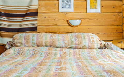 Kivalikkolampi: Meubles, Bois, Chambre, Drap De Lit, Lit, Design Intérieur, Literie, Linge, Textile, Sol