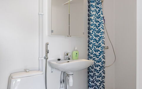 Heinävesi Homes D4: Salle De Bains, Luminaire Plomberie, Design Intérieur, Lavabo, Évier, Sol, Toilette, Robinet, Plomberie, Sol