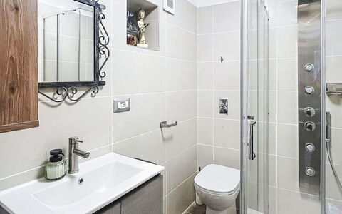 Bluhome: Salle De Bains, Luminaire Plomberie, Design Intérieur, Toilette, Évier, Sol, Lavabo, Robinet, Armoire De Toilette, Sol