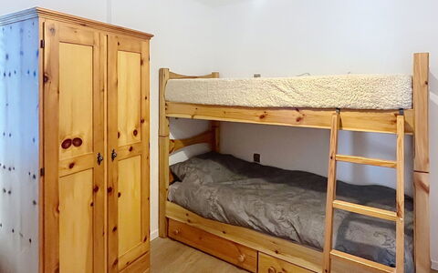 Bluhome: Bois, Meubles, Lit, Chambre, Sol, Sol, Lit Superposé, Pièce, Design Intérieur, Literie