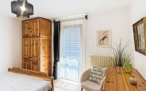 Bluhome: Meubles, Design Intérieur, Mur, Lit, Chambre, Bois, Sol, Pièce, Sol, Plafond