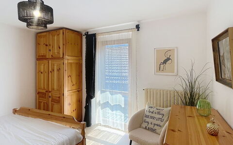 Bluhome: Meubles, Design Intérieur, Mur, Bois, Lit, Chambre, Pièce, Sol, Sol, Plafond