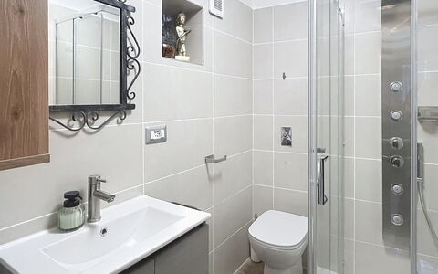Bluhome: Salle De Bains, Luminaire Plomberie, Lavabo, Design Intérieur, Évier, Sol, Toilette, Robinet, Miroir, Sol