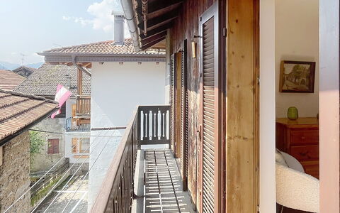 Bluhome: Mur, Bois, Architecture, Zone Résidentielle, Domicile, Porte, Porche, Balcon, Balustrade, Balustre