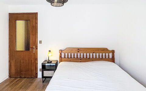 Bluhome: Lit, Chambre, Meubles, Mur, Literie, Design Intérieur, Bois, Drap De Lit, Sol, Sol