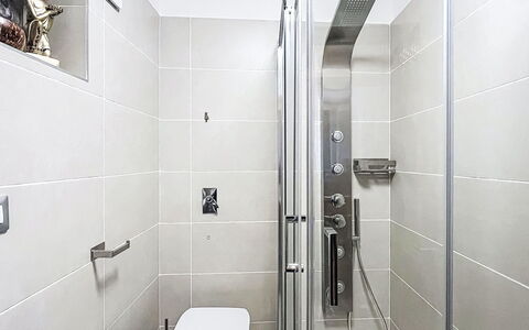 Bluhome: Salle De Bains, Luminaire Plomberie, Sol, Design Intérieur, Sol, Tete De Douche, Douche, Plomberie, Toilette, Tuile