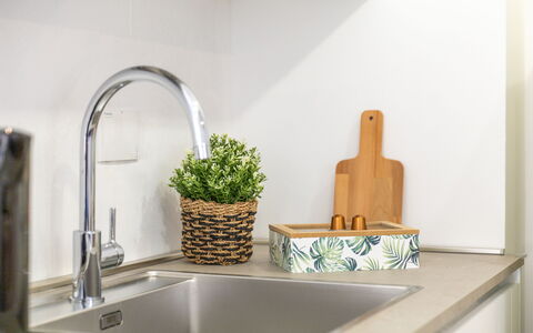 Suite Sinfonia Blu: Luminaire Plomberie, Cuisine, Evier, Comptoir, Évier, Robinet, Pot De Fleur, Vaisselle, Plomberie, Design Intérieur
