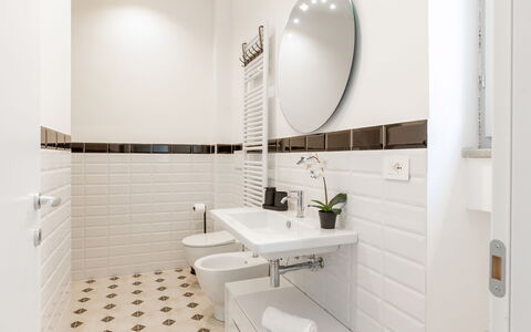 Suite Sinfonia Oro: Sol, Design Intérieur, Sol, Luminaire Plomberie, Salle De Bains, Tuile, Plomberie, Robinet, Évier, Toilette