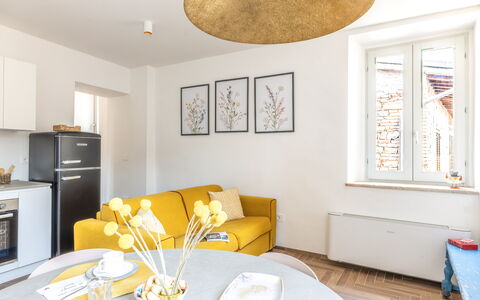 Suite Sinfonia Oro: Meubles, Design Intérieur, Sol, Sol, Mur, Pièce, Bois, Plafond, Jaune, Canapé