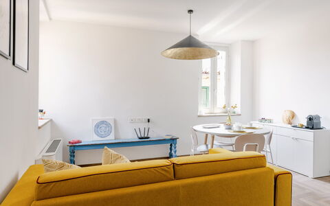 Suite Sinfonia Oro: Meubles, Design Intérieur, Sol, Sol, Canapé, Mur, Pièce, Salon, Bois, Table