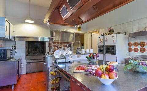 Villa Michelangelo 14: Cuisine, Comptoir, Design Intérieur, Meubles, Plafond, Éclairage, Domicile, Principaux Appliance, Sol, Luminaire