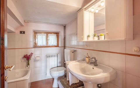 Frantusa 6+2: Lavabo, Salle De Bains, Luminaire Plomberie, Design Intérieur, Évier, Sol, Sol, Robinet, Pièce, Plomberie