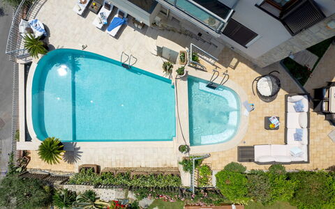 Villa Dolphin 10: Piscine, Recours, Mobilier De Jardin, Parapluie, Loisir, Eco Hôtel, Vacances, Chaise, Thermes, Hôtel