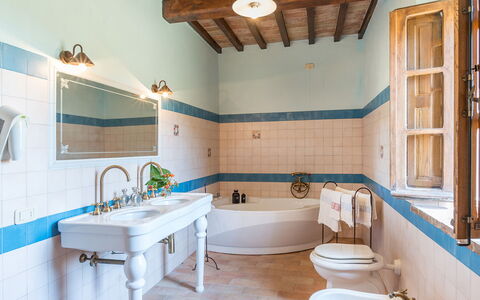 Podere Bagnolo 8: Sol, Design Intérieur, Luminaire Plomberie, Sol, Robinet, Porte, Tuile, Salle De Bains, Lavabo, Plomberie