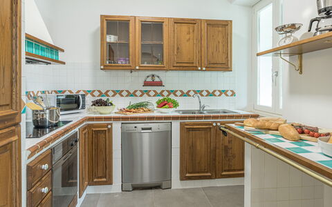 Villa Rasena 6: Cuisine, Bois, Comptoir, Design Intérieur, Cabinetry, Meubles, Sol, Appareil De Cuisine, Principaux Appliance, Pièce