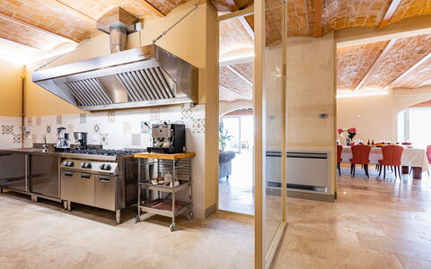 Il Poggiarellone 14: Design Intérieur, Meubles, Sol, Bois, Plafond, Cuisine, Éclairage, Sol, Comptoir, Chaise