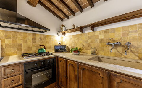 Casale dei 12: Sol, Bois, Cuisine, Comptoir, Design Intérieur, Sol, Plafond, Cabinetry, Éclairage, Domicile