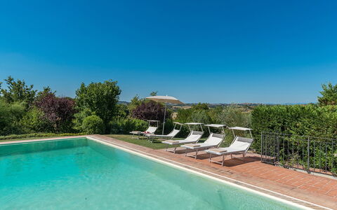 Finestra su Siena 16: Bleu, Arbuste, Piscine, Jardin, Aménagement Paysager, Biens, Arrière-Cour, Ferme, Villa, Hacienda