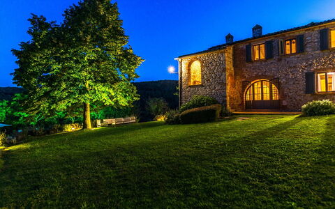 Monticchia 10: Biens, Chalet, Jardin, Ferme, Aménagement Paysager, Pelouse, Hacienda, Cour, Eco Hôtel, Crépuscule