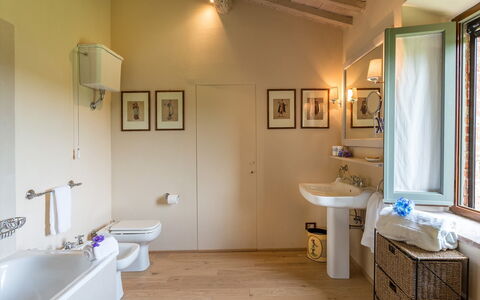 Monticchia 10: Mur, Sol, Luminaire Plomberie, Design Intérieur, Sol, Domicile, Salle De Bains, Maison, Éclairage, Porte