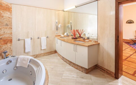 Villa Beltrami 14: Sol, Design Intérieur, Sol, Luminaire Plomberie, Bois, Salle De Bains, Plafond, Lavabo, Éclairage, Meubles