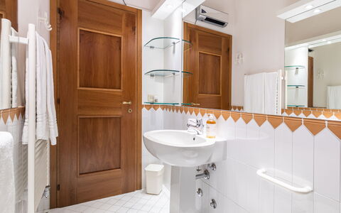 Corazza 6+1: Lavabo, Luminaire Plomberie, Salle De Bains, Sol, Design Intérieur, Évier, Sol, Robinet, Plomberie, Miroir