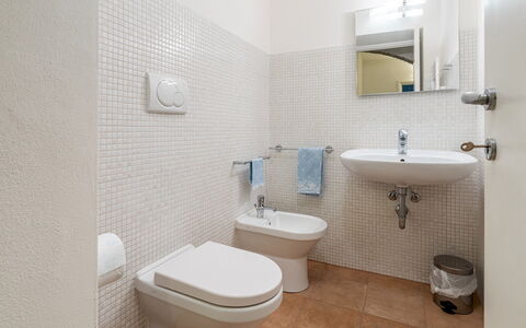 Cascina la Valle 10+2: Siège De Toilette, Salle De Bains, Sol, Luminaire Plomberie, Toilette, Mur, Sol, Design Intérieur, Lavabo, Évier