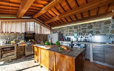 Antiche Pietre 10: Cuisine, Domicile, Comptoir, Tuile, Recours, Ferme, Chaise, Mur De Pierre, Matériau Naturel, Principaux Appliance
