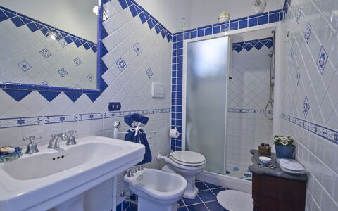Casa Noemi 4+2: Bleu, Sol, Design Intérieur, Sol, Luminaire Plomberie, Salle De Bains, Tuile, Robinet, Plafond, Pièce