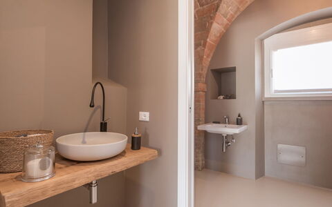 Dimora Montefiore 11: Mur, Luminaire Plomberie, Design Intérieur, Sol, Marron, Sol, Plafond, Plomberie, Pièce, Salle De Bains