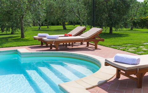 Vinciluna 4: Piscine, Mobilier De Jardin, Meubles, Recours, Jardin, Balancelle, Ombre, Caractéristique De L'Eau, Loisir, Aménagement Paysager