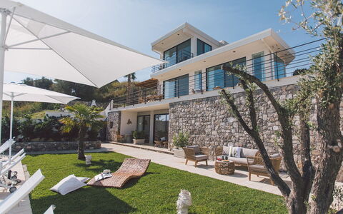 Villa Triscele 10: Domicile, Biens, Loisir, Villa, Manoir, Balcon, Ombre, Parapluie, Mobilier De Jardin, Recours