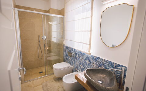 Villa Triscele 10: Sol, Sol, Luminaire Plomberie, Design Intérieur, Salle De Bains, Tuile, Pièce, Siège De Toilette, Plomberie, Toilette
