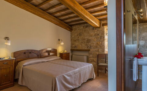 Santa Illuminata 12: Mur, Sol, Pièce, Plafond, Tiroir, Chambre, Lampe, Dur, Cadre De Lit, Literie
