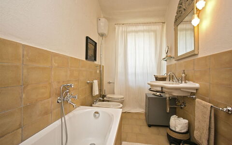 Casa Angela 6: Salle De Bains, Mur, Luminaire Plomberie, Sol, Lavabo, Sol, Design Intérieur, Évier, Robinet, Plomberie
