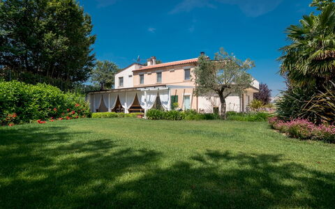 Casa Angela 6: Arbuste, Jardin, Biens, Pelouse, Aménagement Paysager, Hacienda, Cour, Ombre, Villa, Ferme